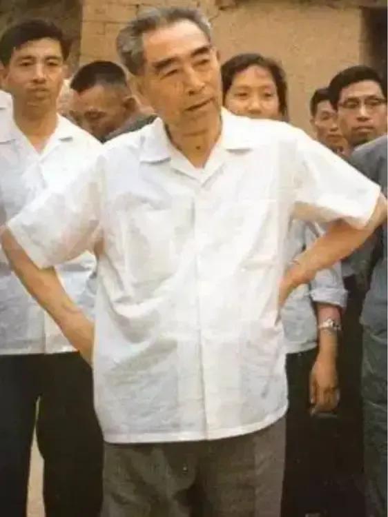 这是1973年周总理回到延安与当地群众的合影。这是周总理晚年真实样貌，不是演员饰