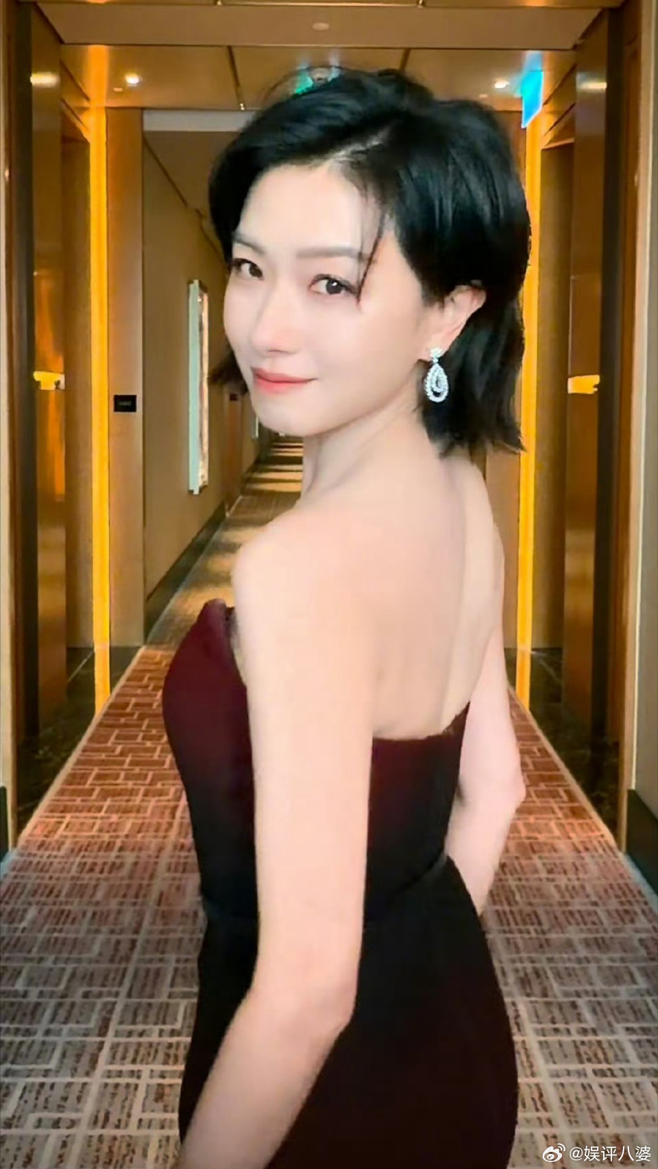 宋轶万茜双女主剧本我先写万茜利落飒爽，A感爆棚，宋轶浅笑嫣然，温柔得像春风，这是