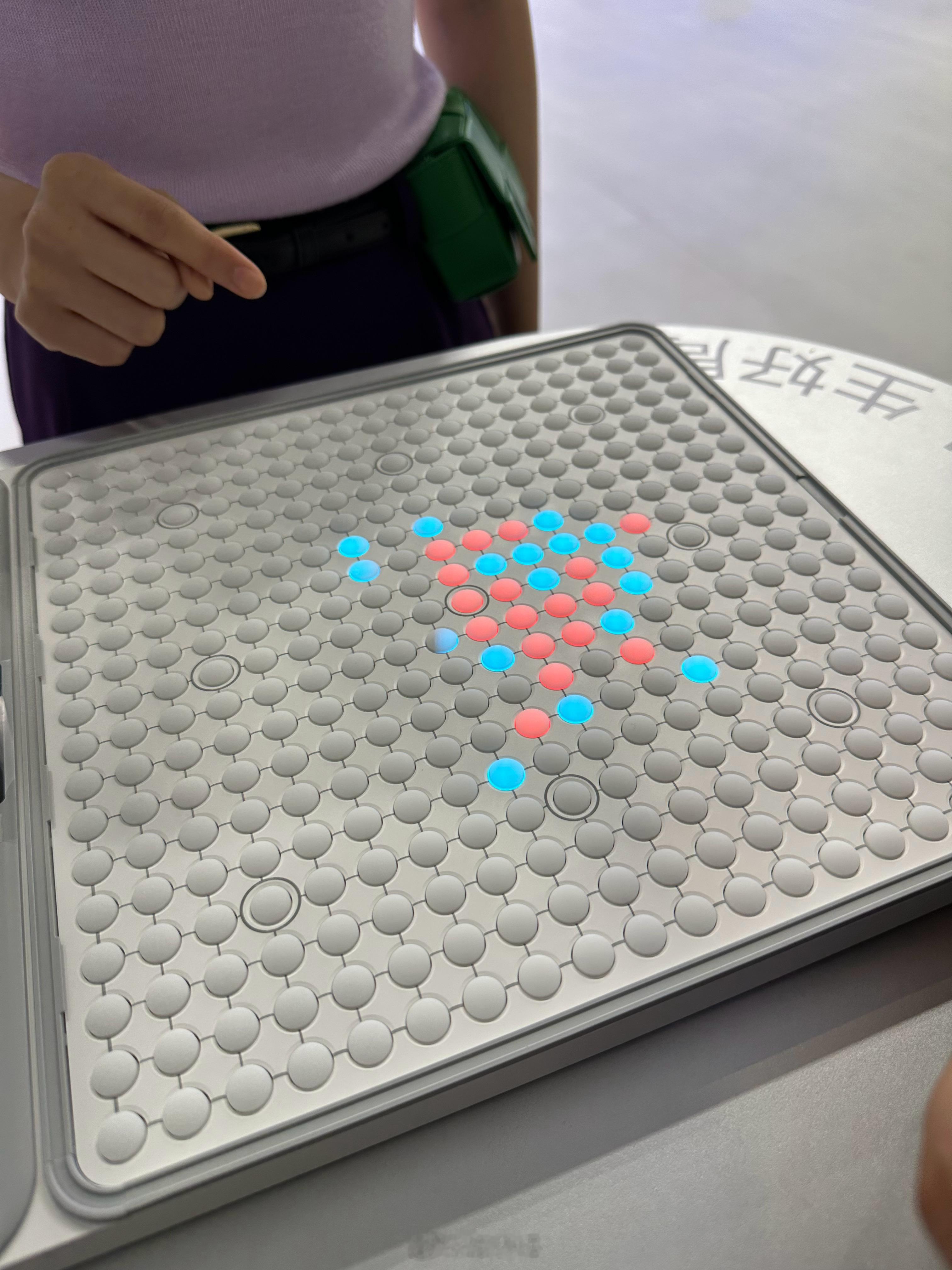 来鸿蒙智行展台，陪美女下五子棋，赢了有巧克力吃北京车展鸿蒙智行 北京·中国国际展