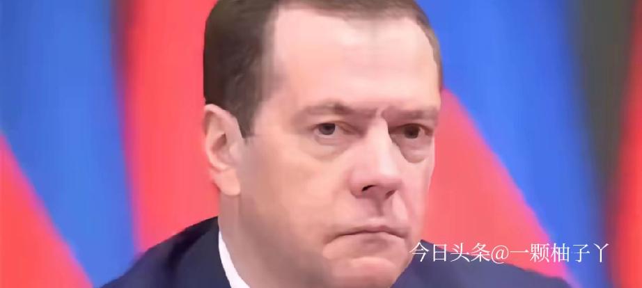 俄罗斯国家杜马上演了一场零分歧名场面：450票全票通过反制欧盟的决议，这整齐度堪