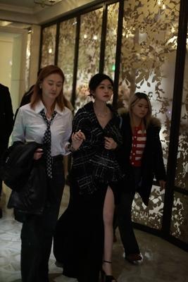 陈妍希现身上海出席活动
不得不承认被她的这身穿搭吸引住了
整个看起来尽显性感女人
