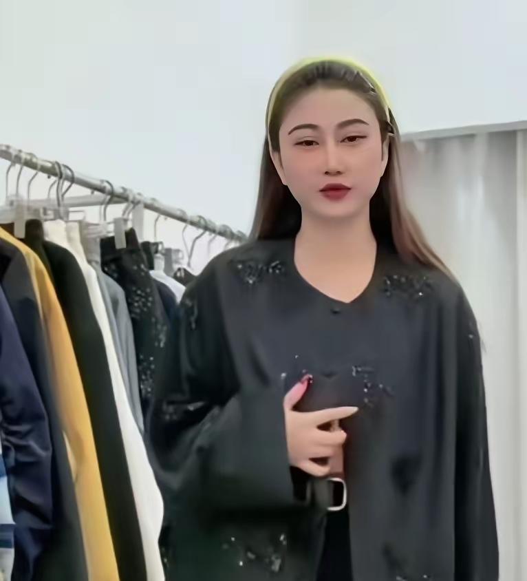 28岁网红连麦pk输掉惩罚喝了8瓶矿泉水 深夜突发脑水肿死亡 
她把矿泉水瓶狠狠