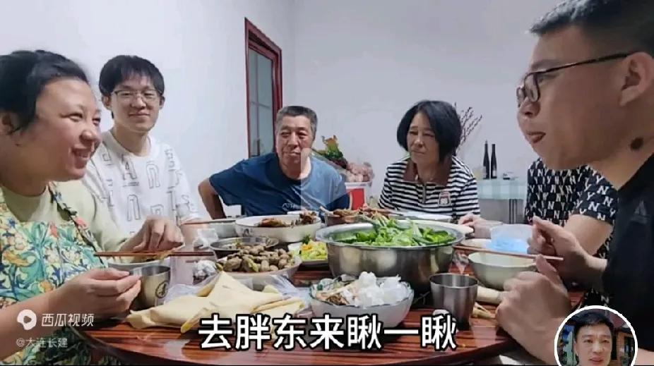 继续关注大连长建“南阳行”，兄妹俩透露，来河南会去胖东来和尝胡辣汤。

2个小时