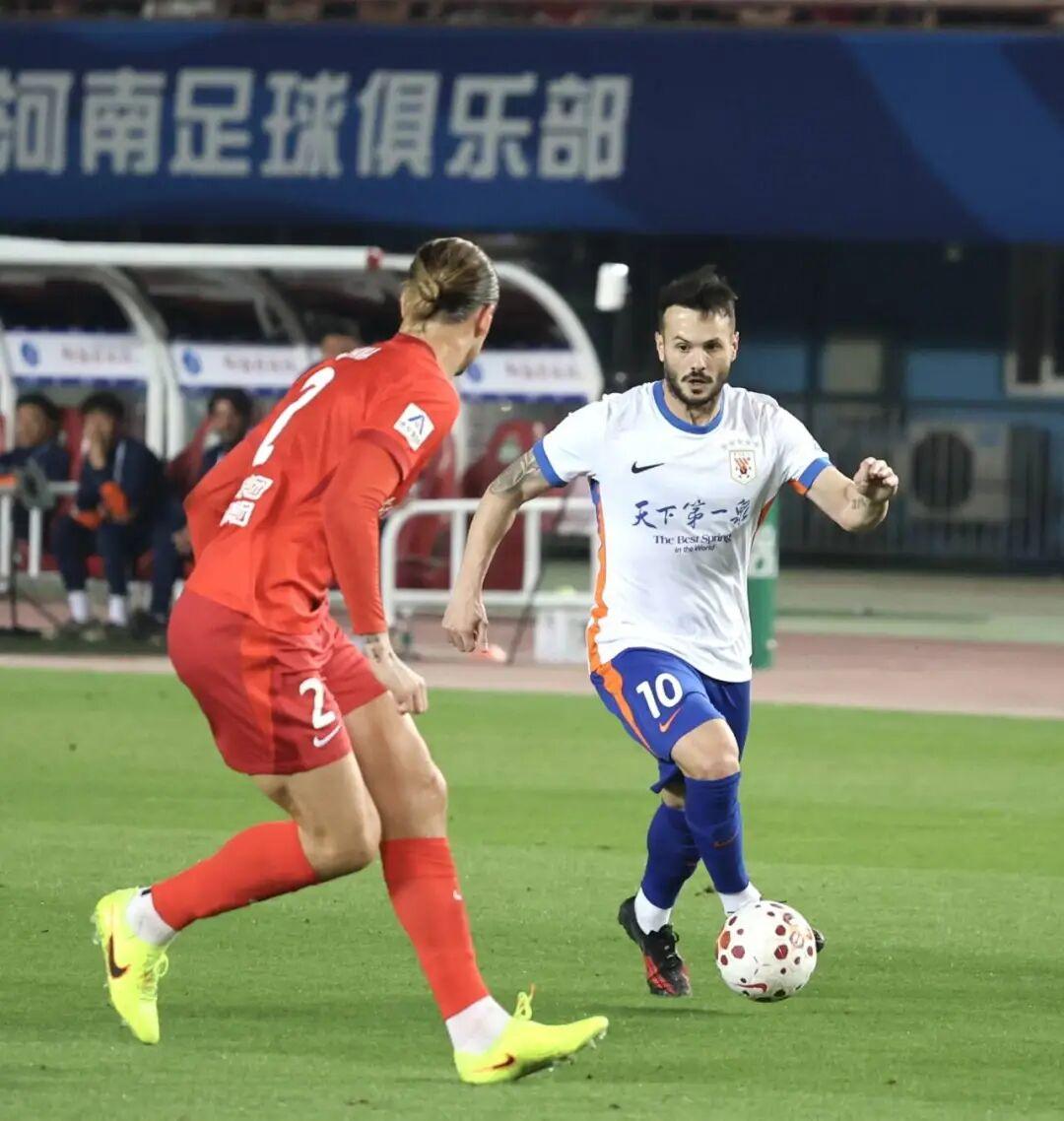 瓦科超级吊射破门，泰山客场胜河南止住连败，昨晚的泰山队终于客场赢球了，真得太不容