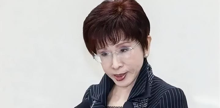78岁的她早年就离开了一线权力位置，在许多官方和非官方的话语中，已被习惯性归为一