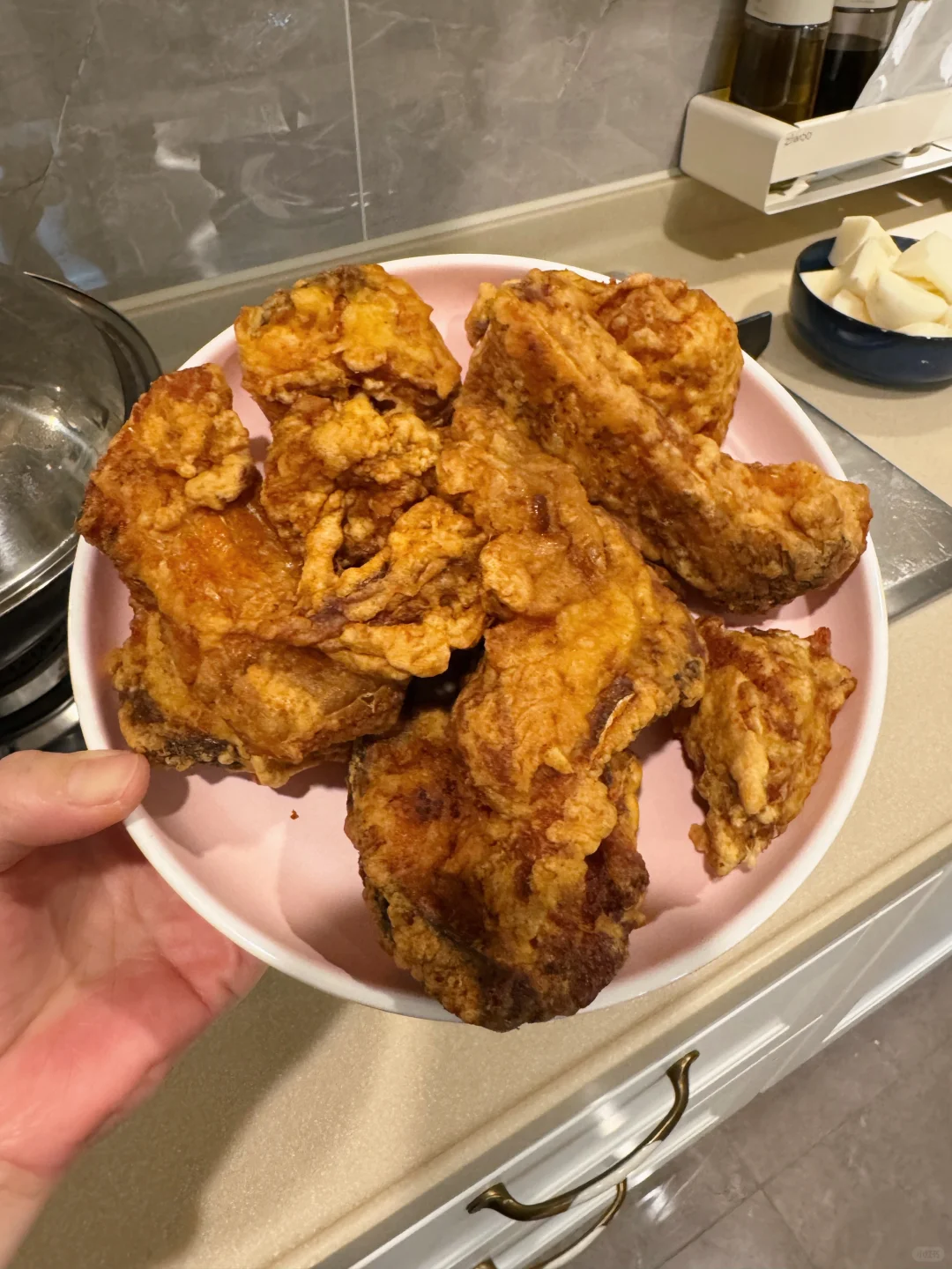 漂亮阿姨送来了一盘炸青鱼
