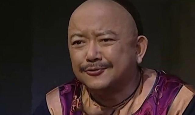 真实历史上，和珅最大的对手可不是纪晓岚、刘罗锅那帮人，而是另外一个与和珅刚正面不