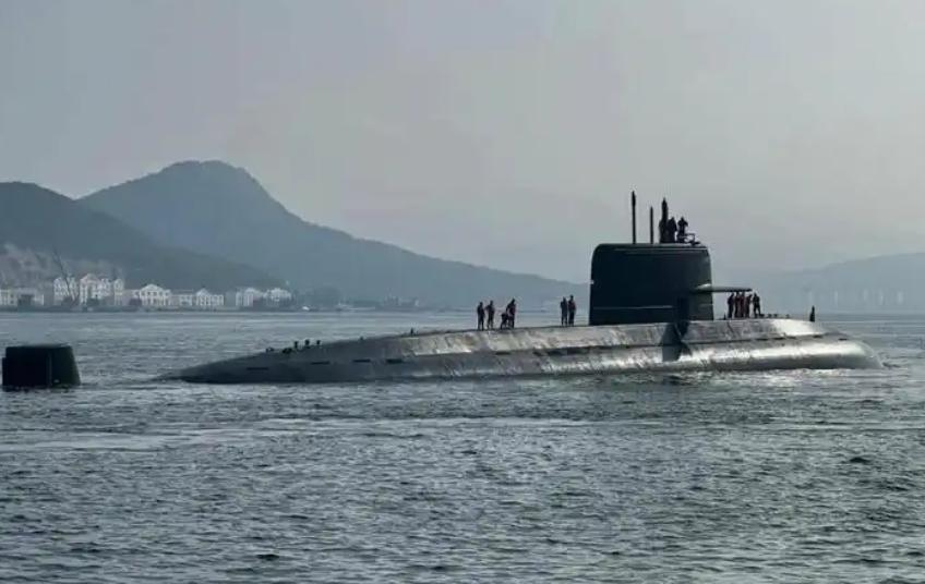 巴基斯坦潜艇精准摧毁目标，当场给沙特交了底：中国造的武器，实力到底有多硬。
 