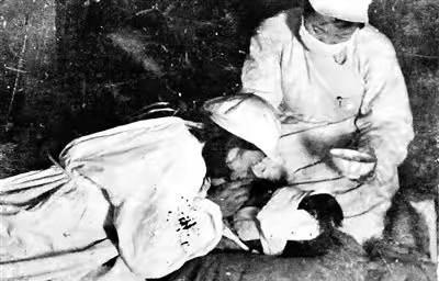 “她用嘴，把伤员的尿一口口吸了出来”，上甘岭战役之后，秦基伟将军对外界讲述了志愿