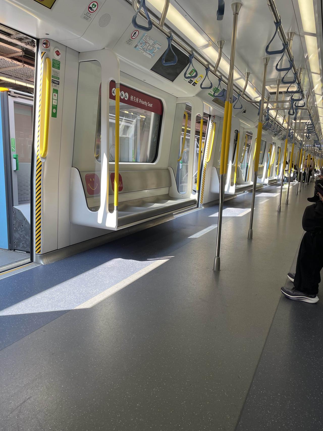 今天是年初二，香港有烟火表演，乘地铁去维多利亚湾。在罗湖口岸乘东铁人很少，几乎是