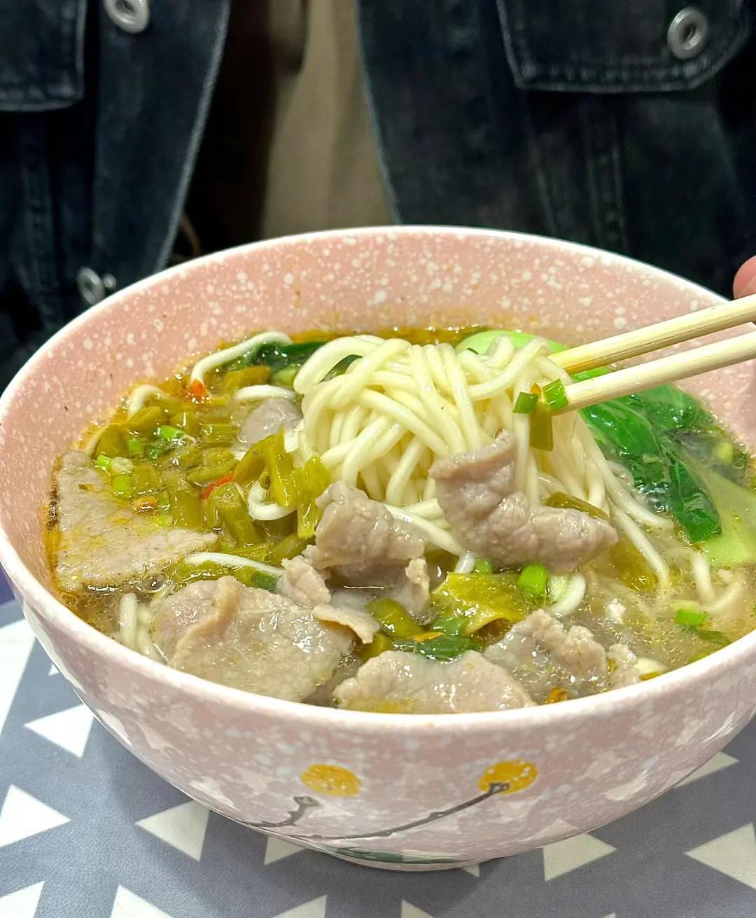 多少次来济南经四万达就为了这一口！
济南真正好吃的牛肉面都藏在街边的巷子里！
满
