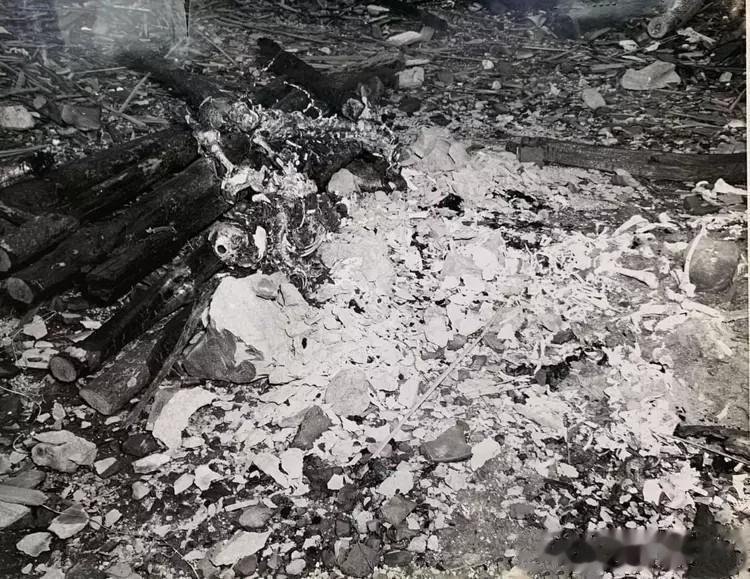 这是1945年，日本广岛被原子弹轰炸后，街上的行人瞬间变成照片中的白色灰状，要知