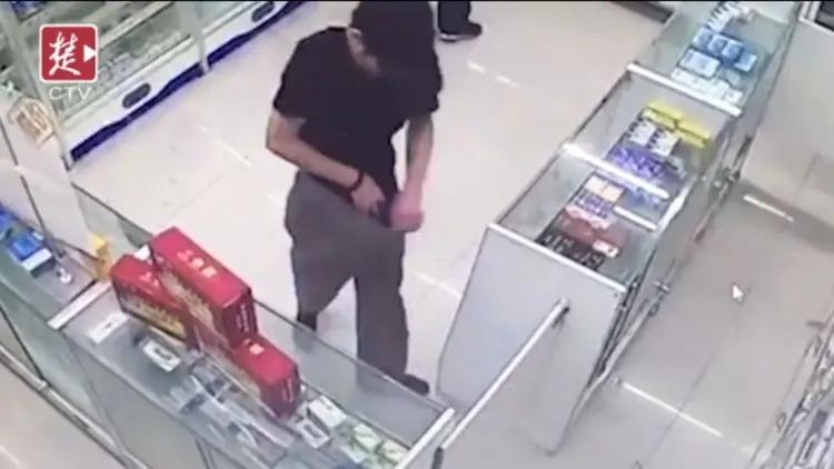 湖北黄石，男子去药店买伟哥，服用后感觉药劲不够，仔细查验后发现药是假的。男子想出