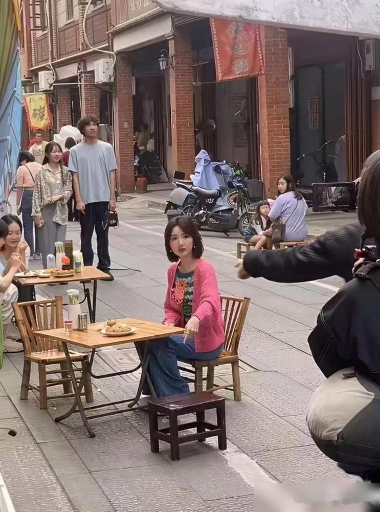 毛晓彤的浓妆照一出，瞬间炸锅，这脸肿得像发面馒头，嘴边还一圈疙瘩，跟精修图里判若
