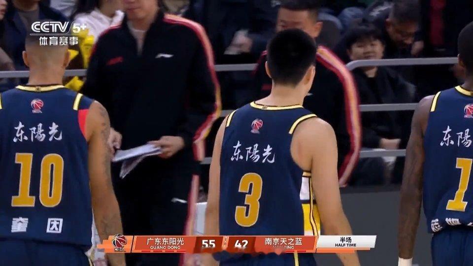 半场结束，广东东阳光55-42南京天之蓝。数据方面：萨林杰10分4板3助2断、奎
