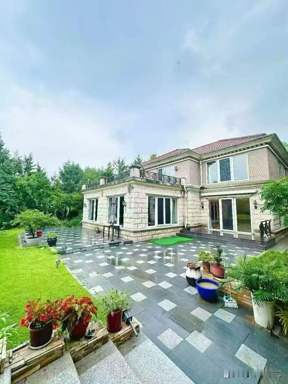 京楼正能量大湖山庄最新成交第1套

563平米独栋-户型签约价格3700万