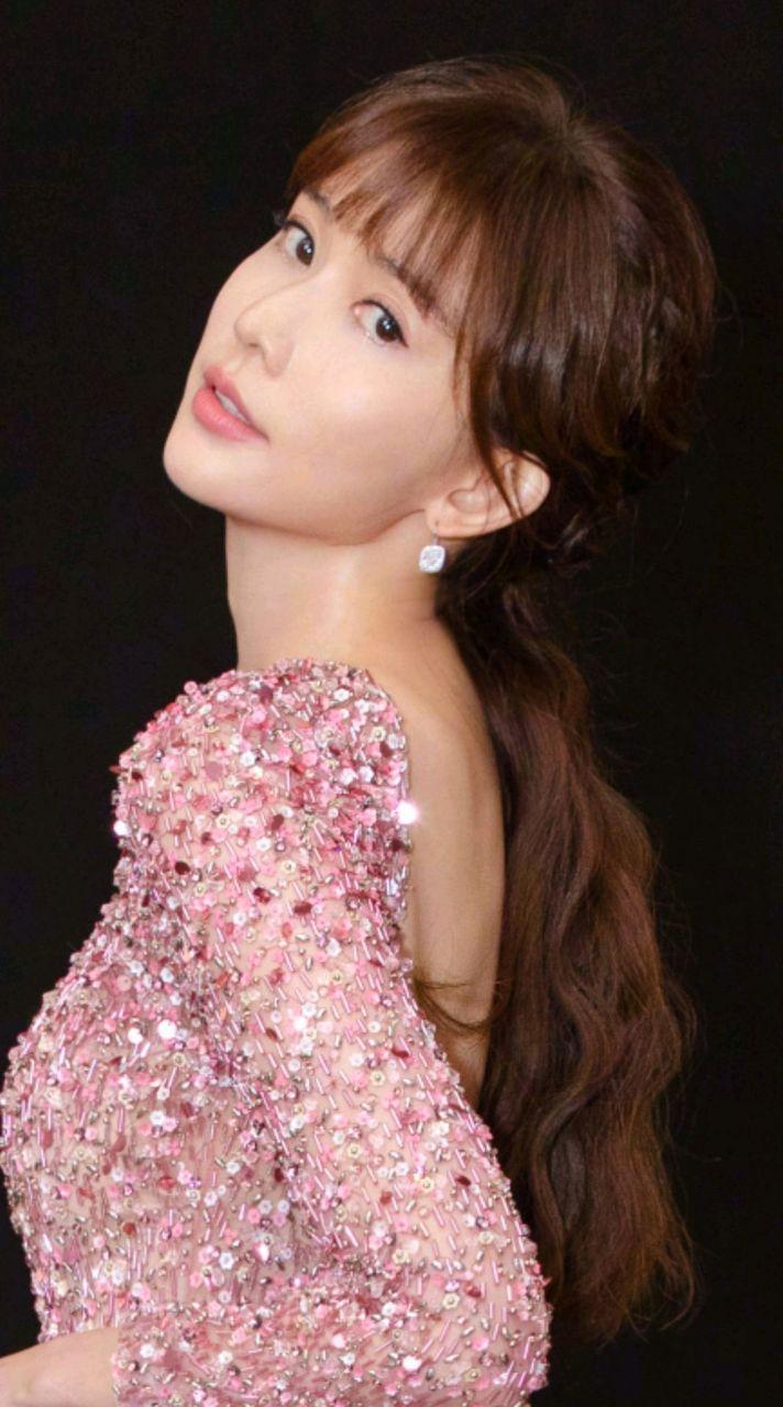 51岁的林志玲近日现身台湾职篮开幕战，身着粉色啦啦队服领跳少女时代经典曲目《Oh