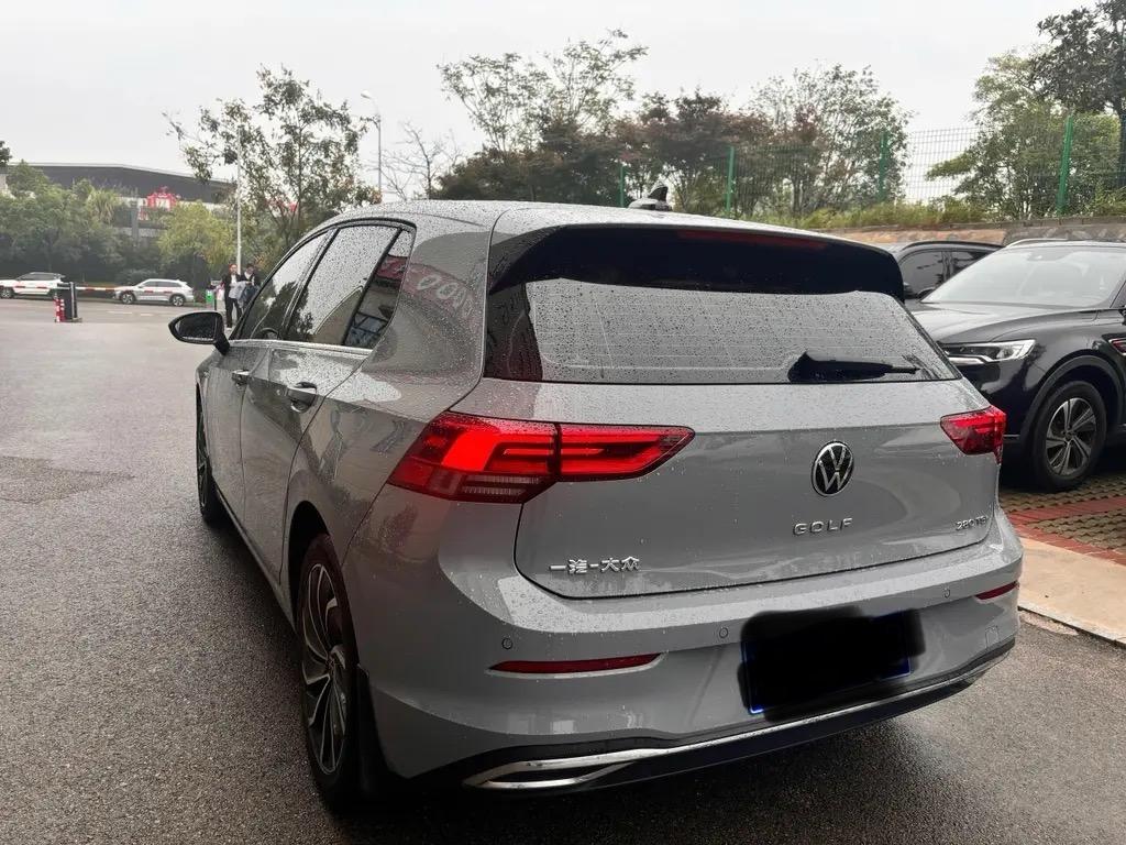 满大街的贯穿式尾灯真快把我看吐了——现在不管是10万代步车还是30万豪华车，都扎