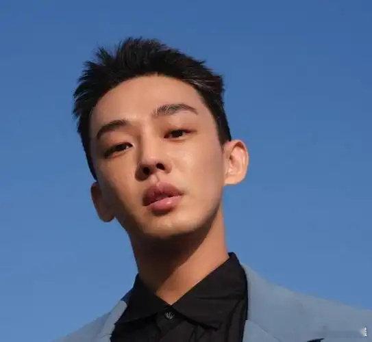 刘亚仁方回应复出刘亚仁新电影 据韩媒，刘亚仁将通过《破墓》张宰贤导演执导的新电影