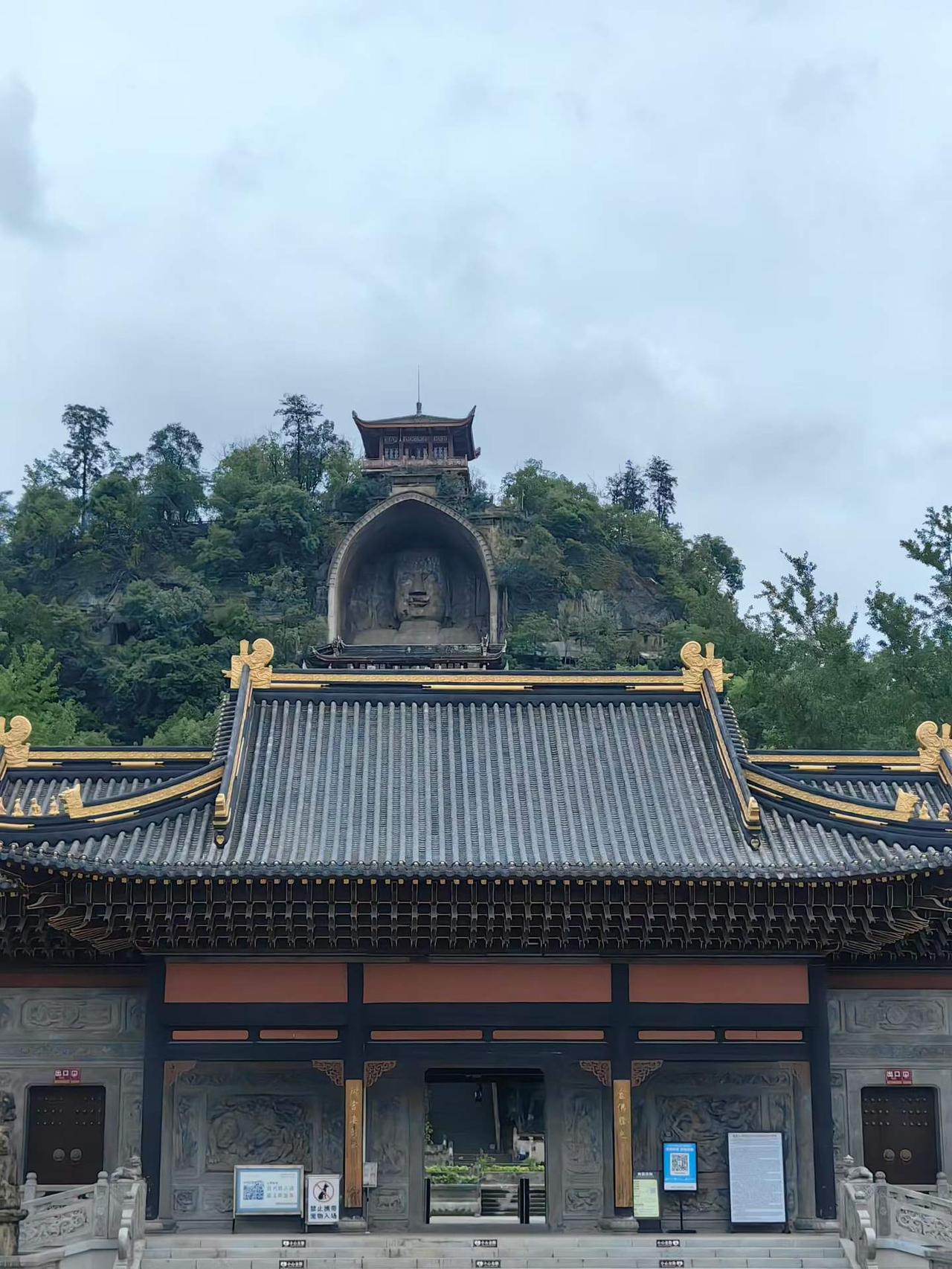 自贡荣县大佛：凿刻于唐代末期，为现存世界第一大释加牟尼佛石刻坐像，第二大石刻佛像