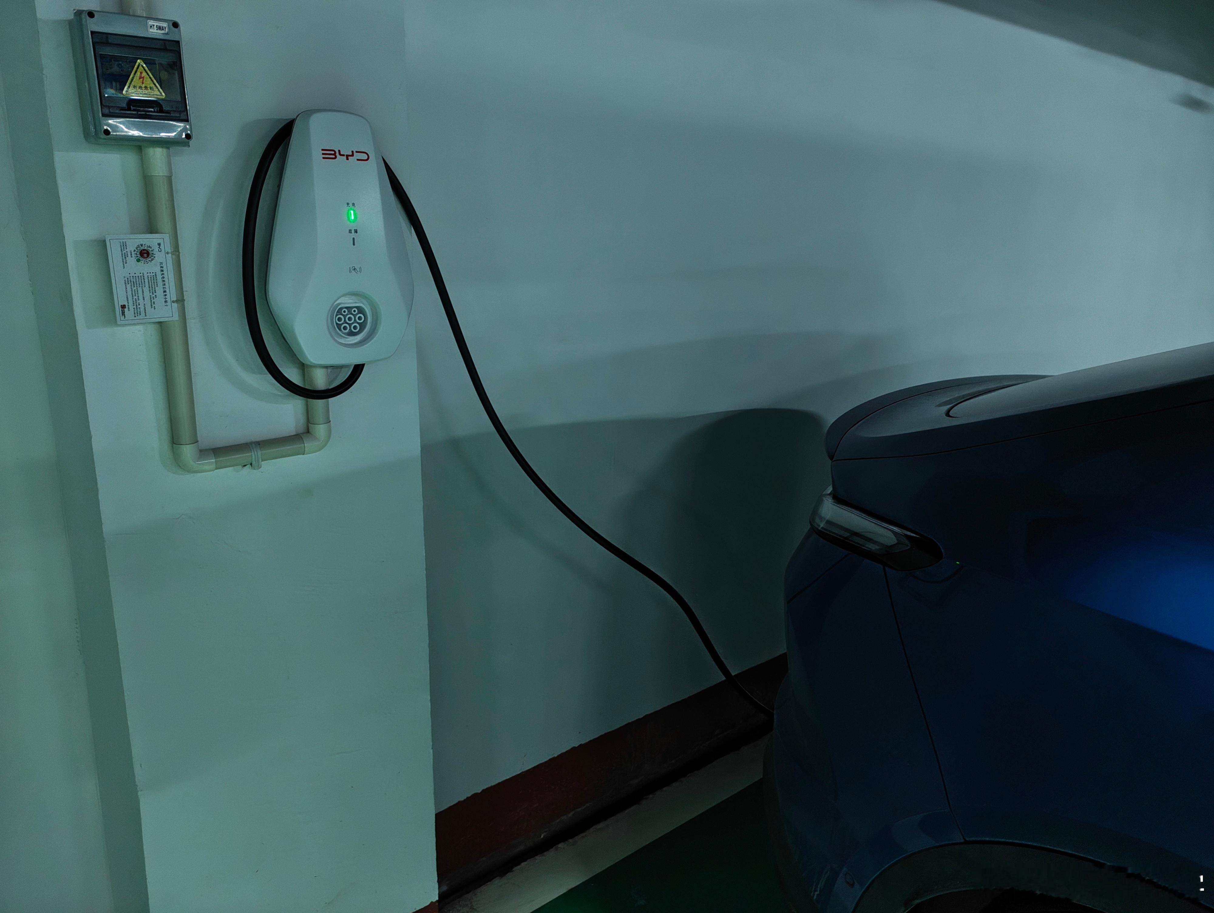 回老家，给我的乐道充上了比亚迪充电桩的电[太开心]逛了一下老家啊的地库，发现基本