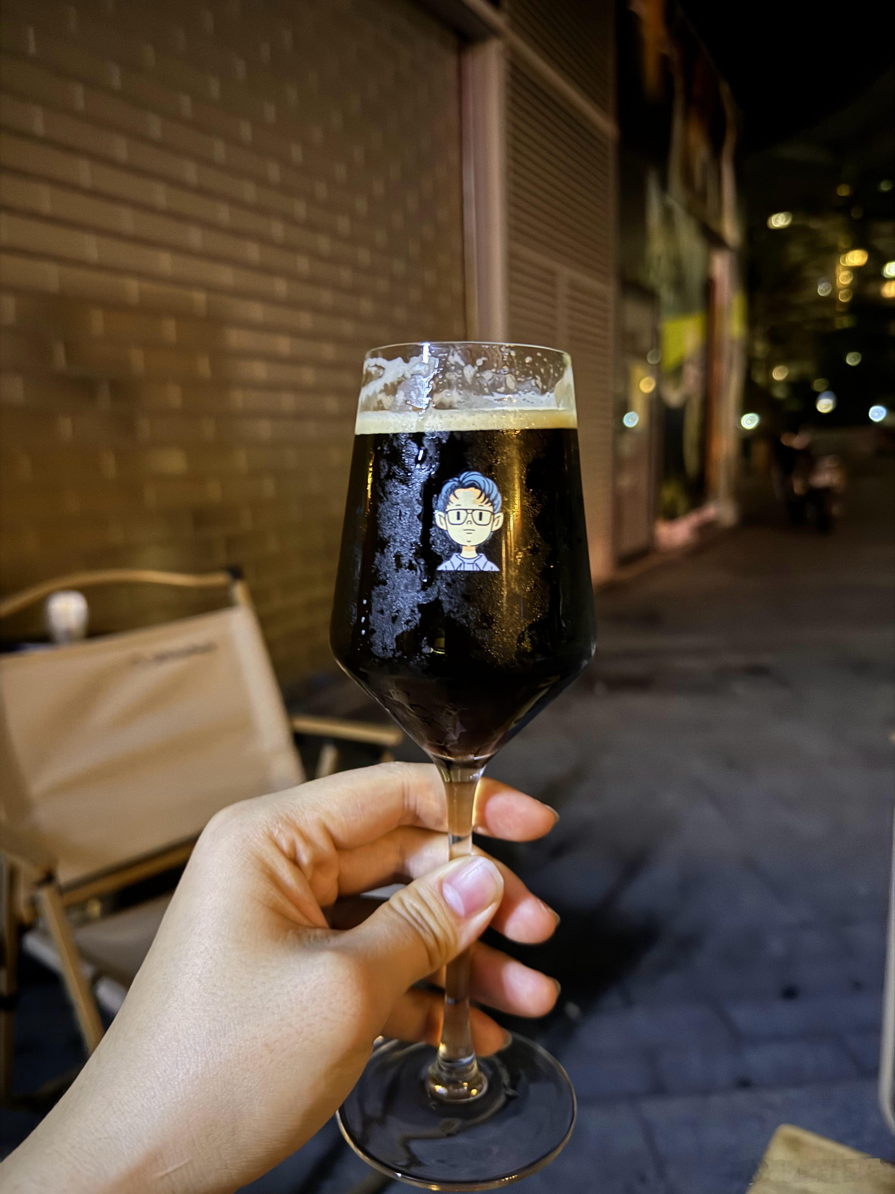 这两个月被 带着喝精酿，刚喝了一款拉弗格酒厂合酿的世涛，太符合我的口味了….遇到