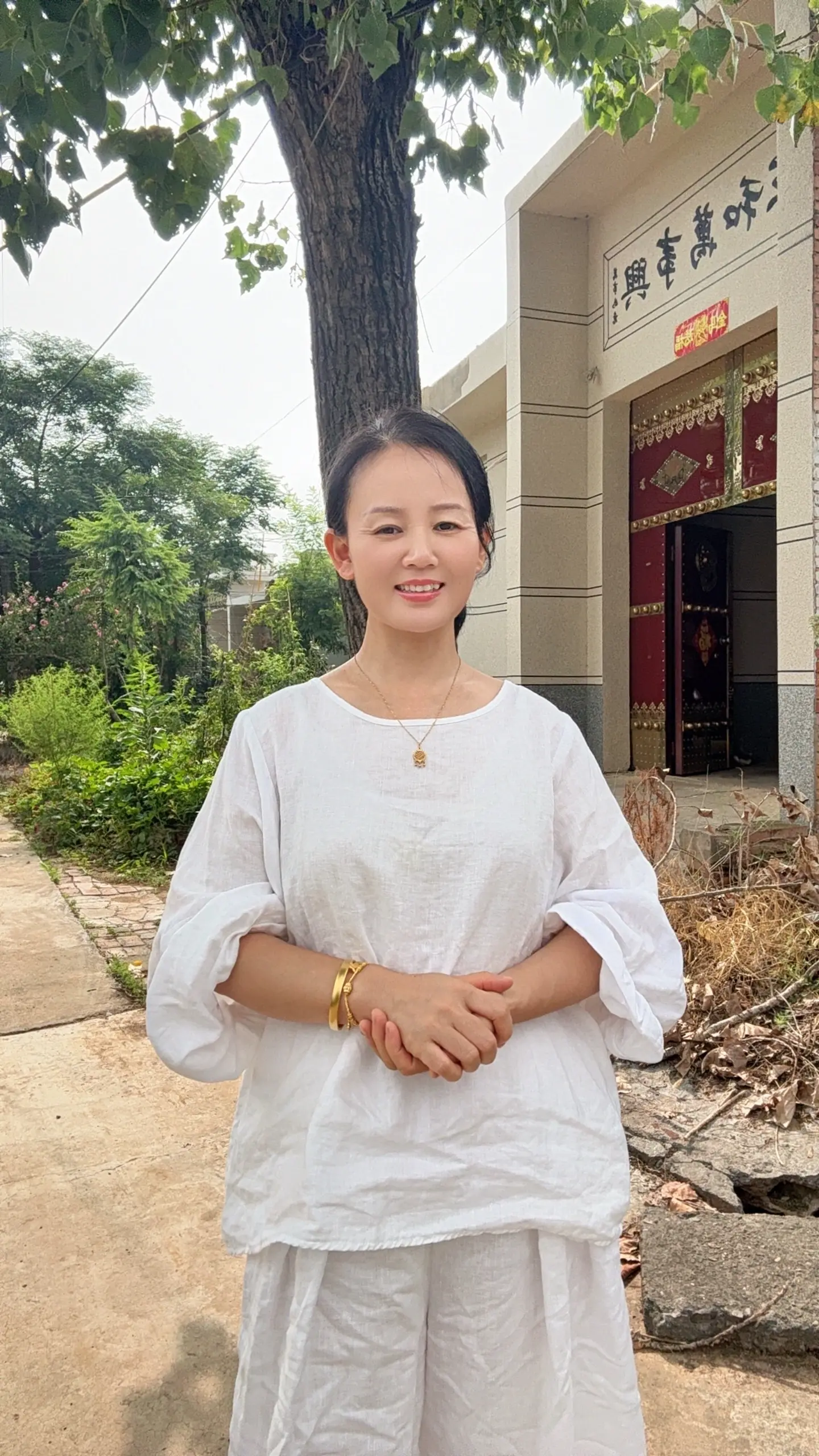 82年正月初五的一个中年女性，是在烟熏火燎之后，依然能保持善良和爱美的...