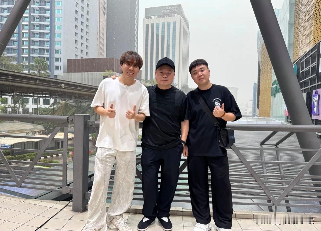 马来西亚偶遇岳云鹏，他穿着一身黑色服装，看着精神状态挺好，和粉丝合影好平易近人！