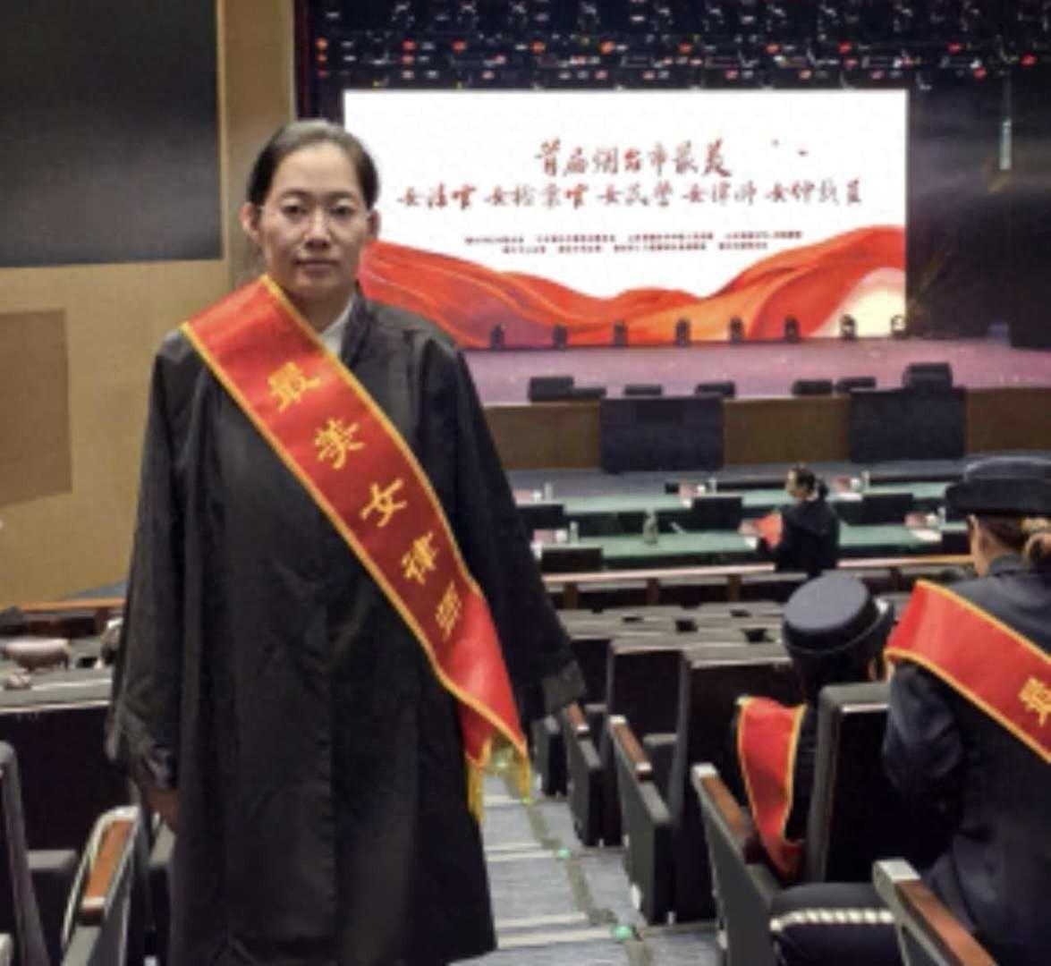 山东烟台“最美女律师”迟宗琳近日遇车祸去世，年仅42岁。
迟宗琳生前将大量的精力