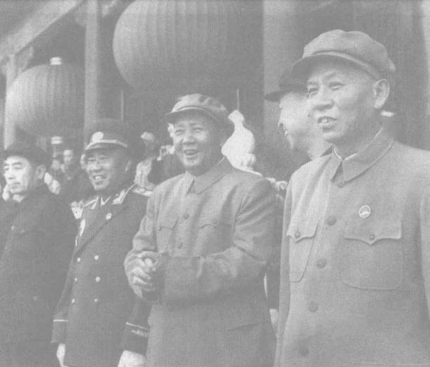 1955年10月1日，刘少奇同毛泽东、朱德、周恩来在天安门城楼上。