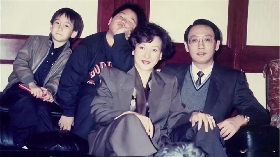 眼前这栋金色建筑，就是传说中“中国第一豪宅”——汤臣一品。

说起这个项目，背后