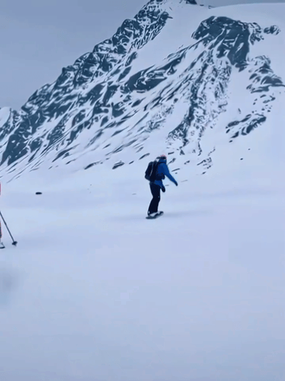 怎么看出是王一博的王一博滑雪官方视频滑雪时头盔面罩全覆盖，单靠路人片段很难分辨，