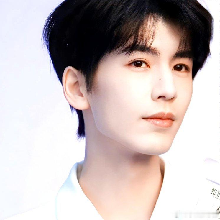 胡杏儿让张凌赫王楚然再跳一曲🔥舞步深深浅浅，影子投射在地板上默契的轨迹一圈一圈
