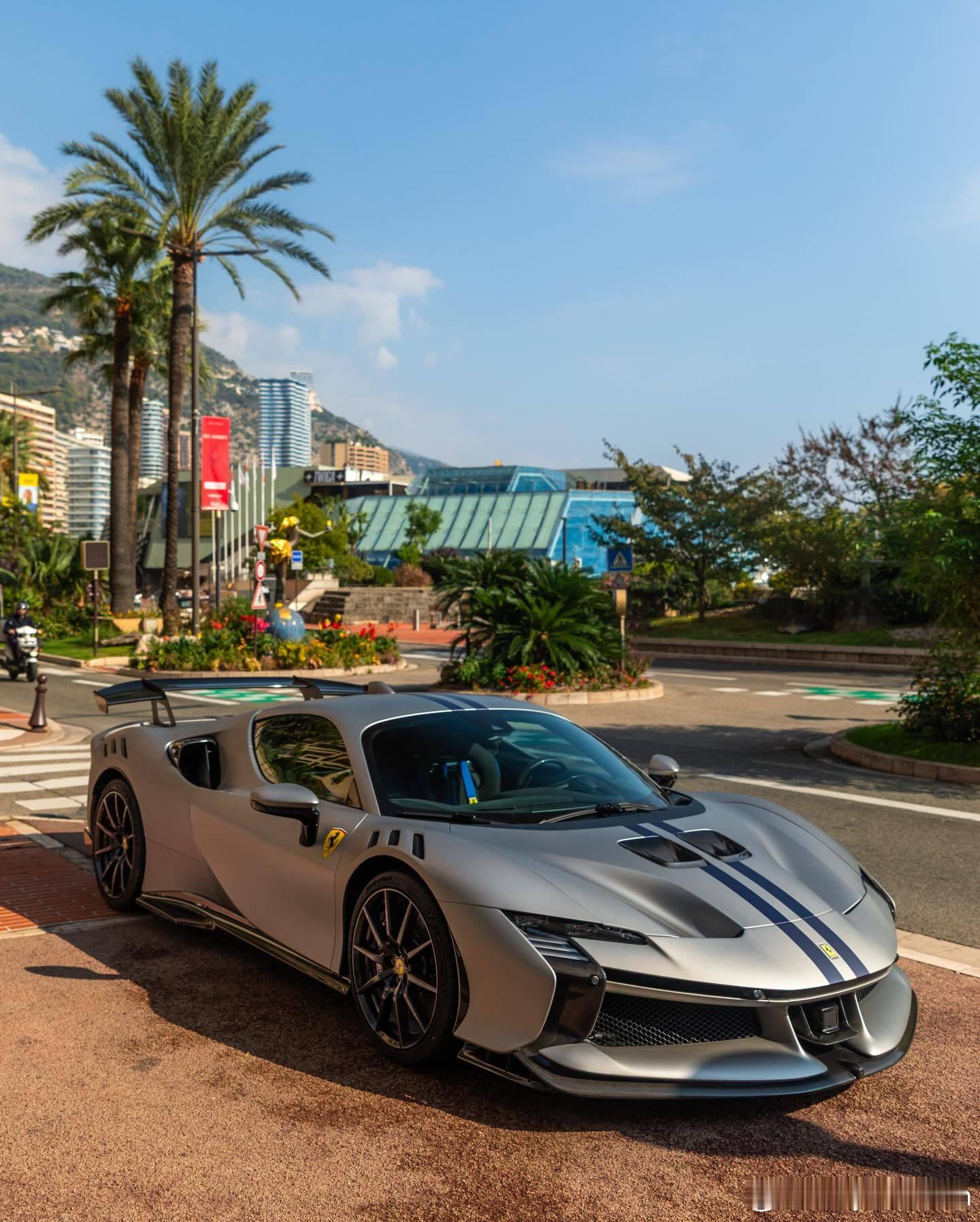 外观配色为Alluminio Opaco，搭配两条长蓝色条纹，外观方面还选择了碳