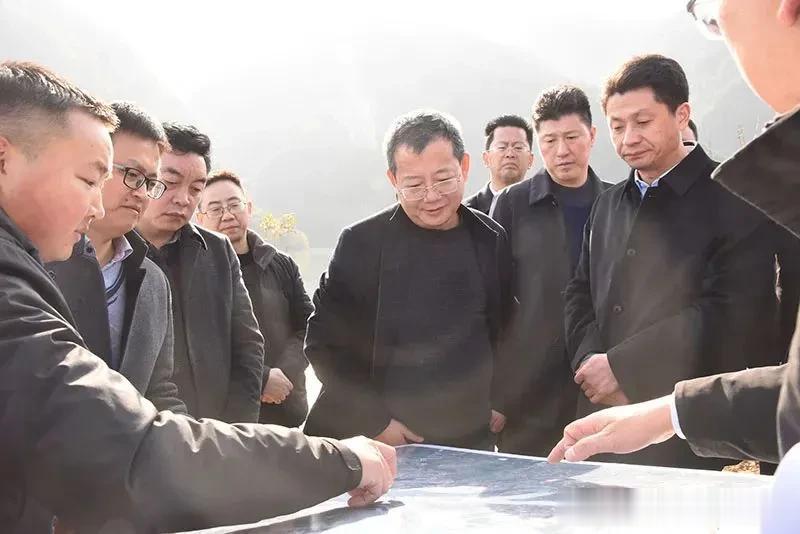 投资超过7个亿的青川县白龙湖跨湖大桥项目拟建于青川县沙州镇，连接沙州码头和营盘码