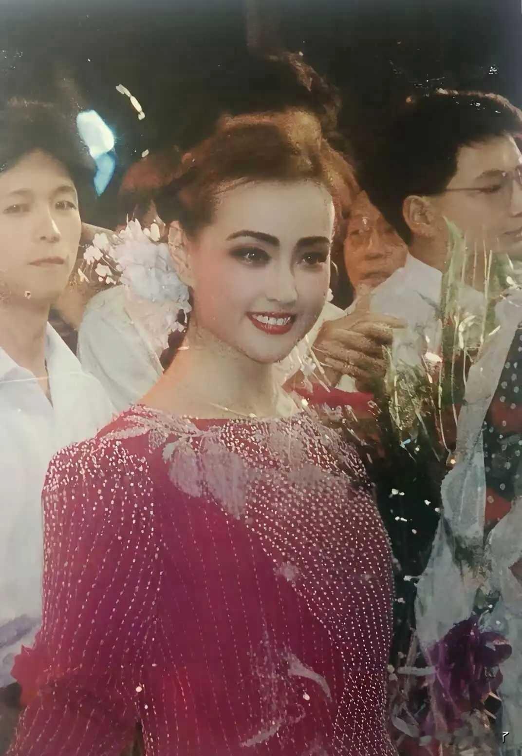 刘晓庆当年红极一时，争议也相伴左右。我妈妈那一辈人大多对她好感平平，总津津乐道她