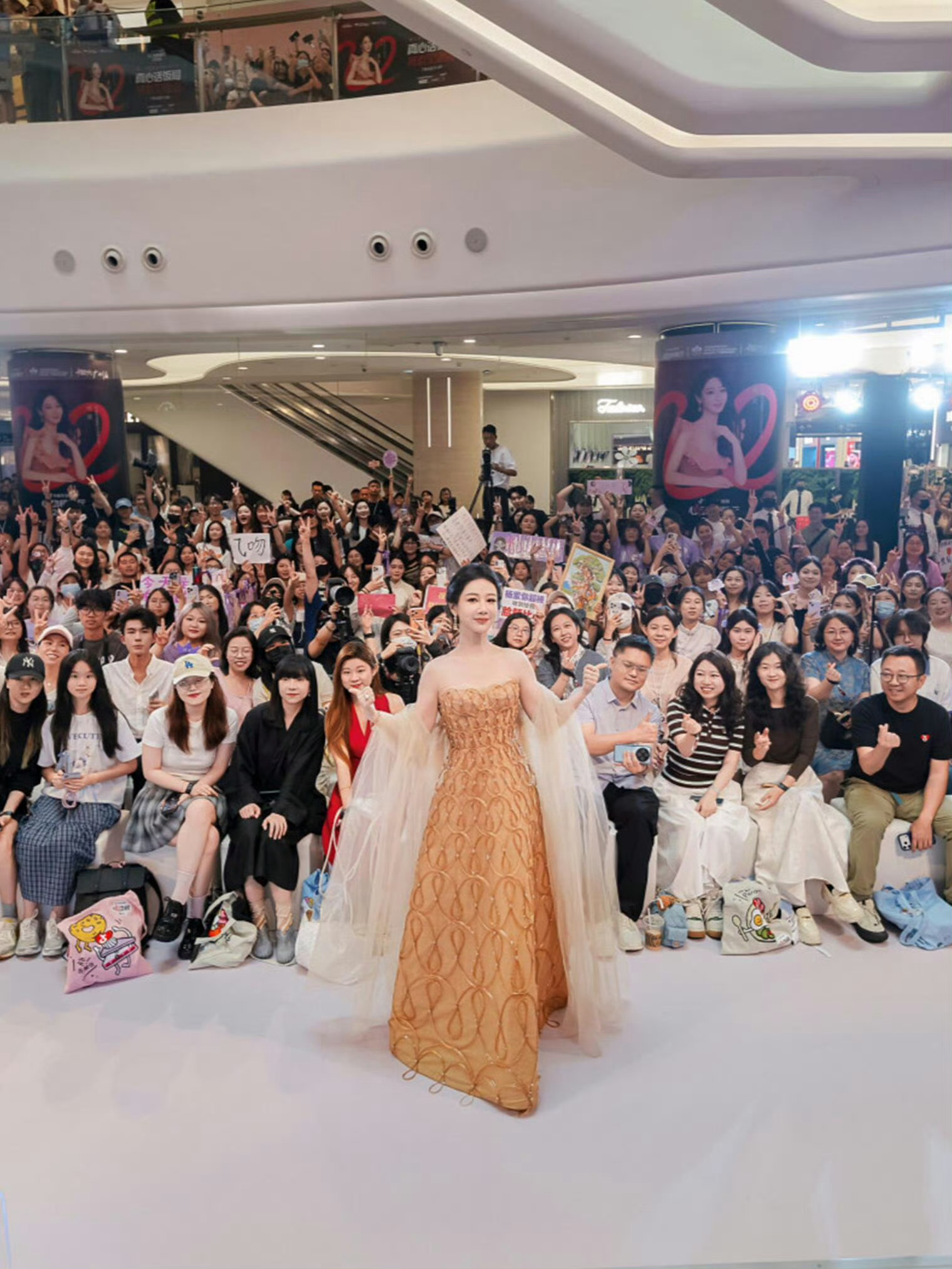 杨紫的发言走进课堂 💜杨紫在米兰签完你的签你的 💜杨紫董竹君 愿你灵魂如风，
