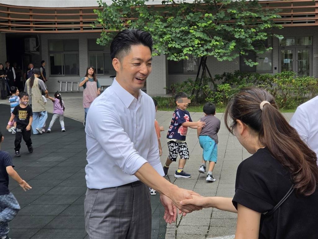 蒋万安8月19日公开表态，业者责任必须追究到底。
文山亲子馆的月子加菜金活动现场