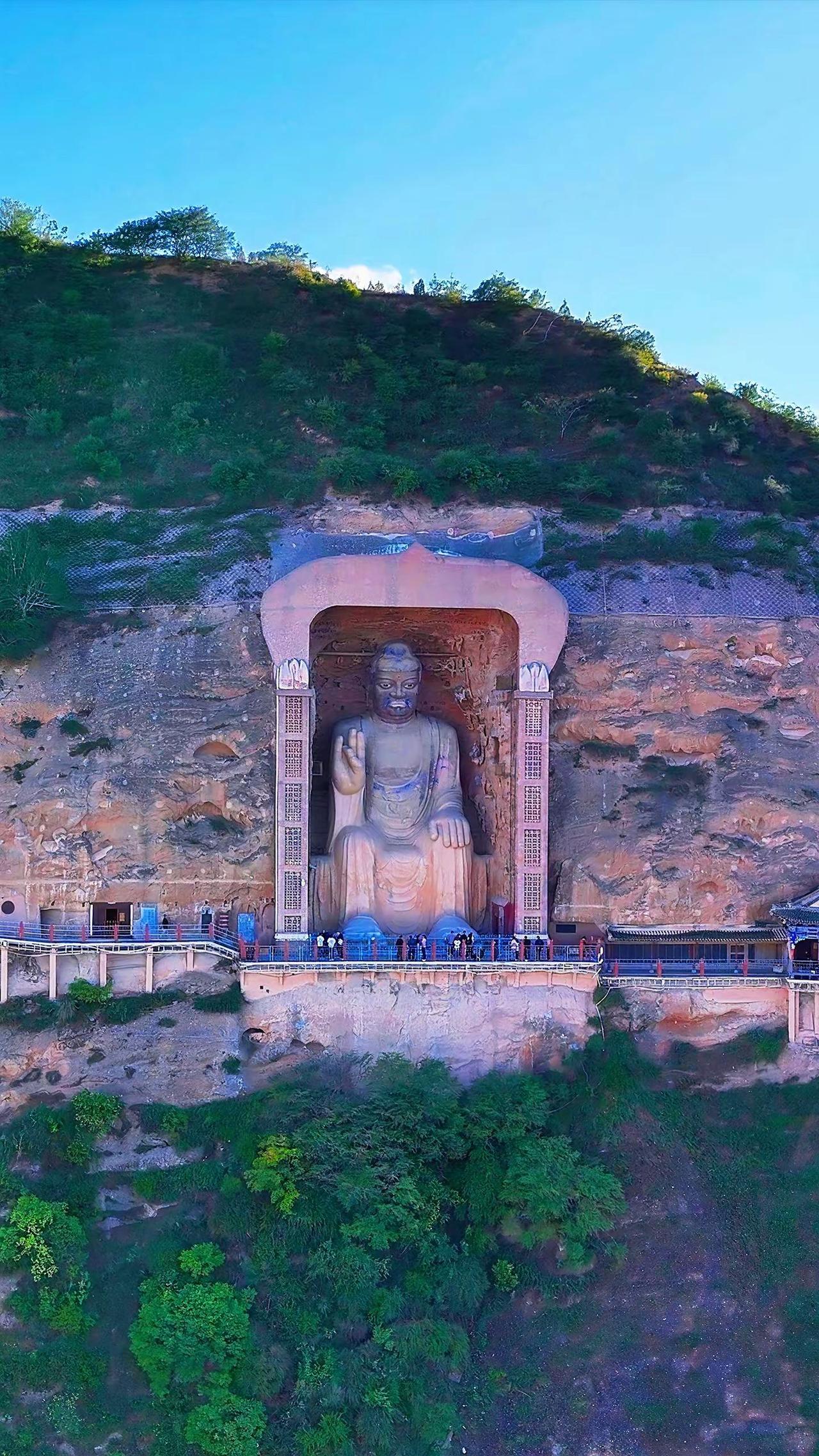 全国少见带蓝胡须的唐代大佛，藏在天水甘谷大象山悬崖之上。23米盛唐泥塑静坐崖壁，