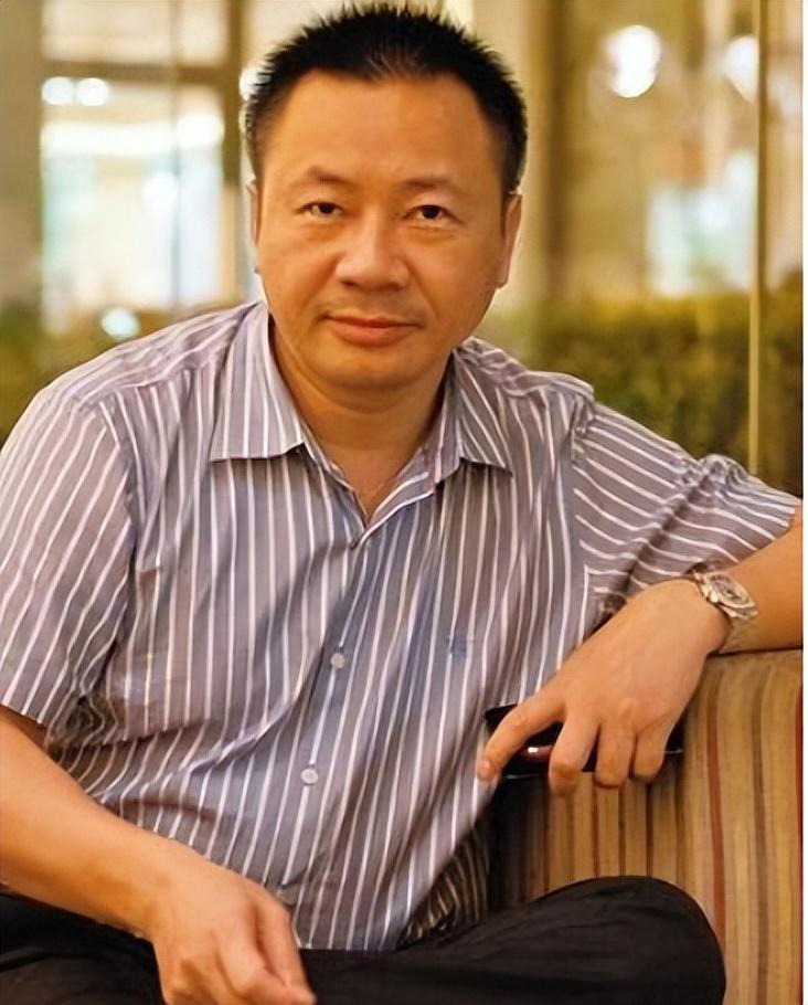 曾以29亿元个人身家登上富豪榜、带领企业成为国内照明行业龙头的吴长江，人生轨迹在
