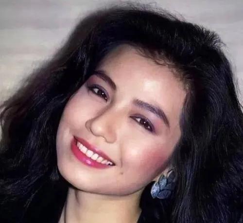 1983 年，球王贝利想带 钟楚红 回国，钟楚红坚决拒绝，不久一富豪出价 500