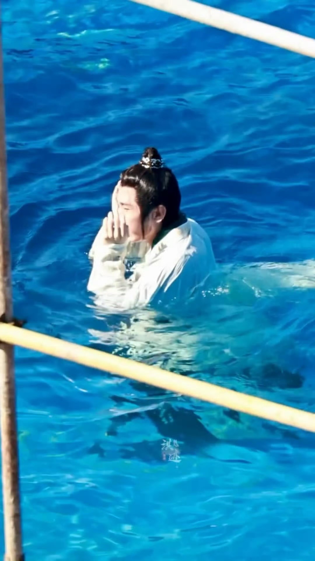 成毅拍戏撞到头起了个大包成毅拍戏头撞了个大包 好危险 ​​​