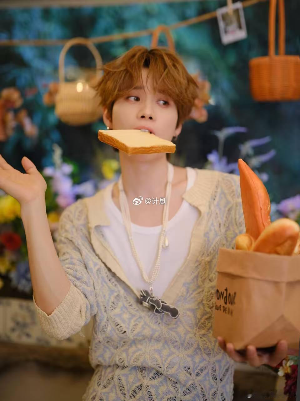 井胧穿了川渝省服 看到井胧在晚会上的围裙造型，瞬间就懂了，这是深度融入川渝生活了