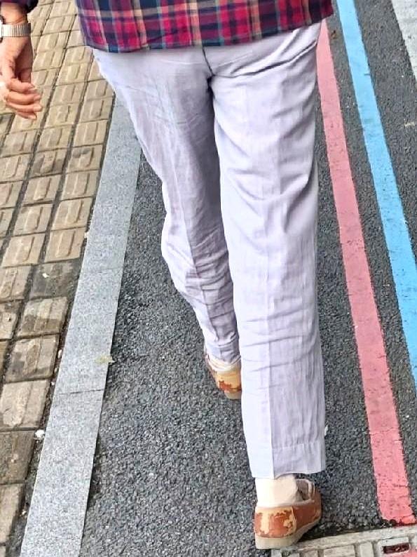 早上买菜回来，前面一位阿姨走得不紧不慢，两手空空，肯定不是跑菜场的。
她哼着小曲