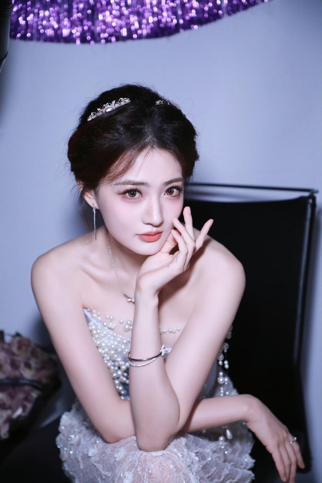 璐璐，生日快乐哇[飞吻]
徐璐