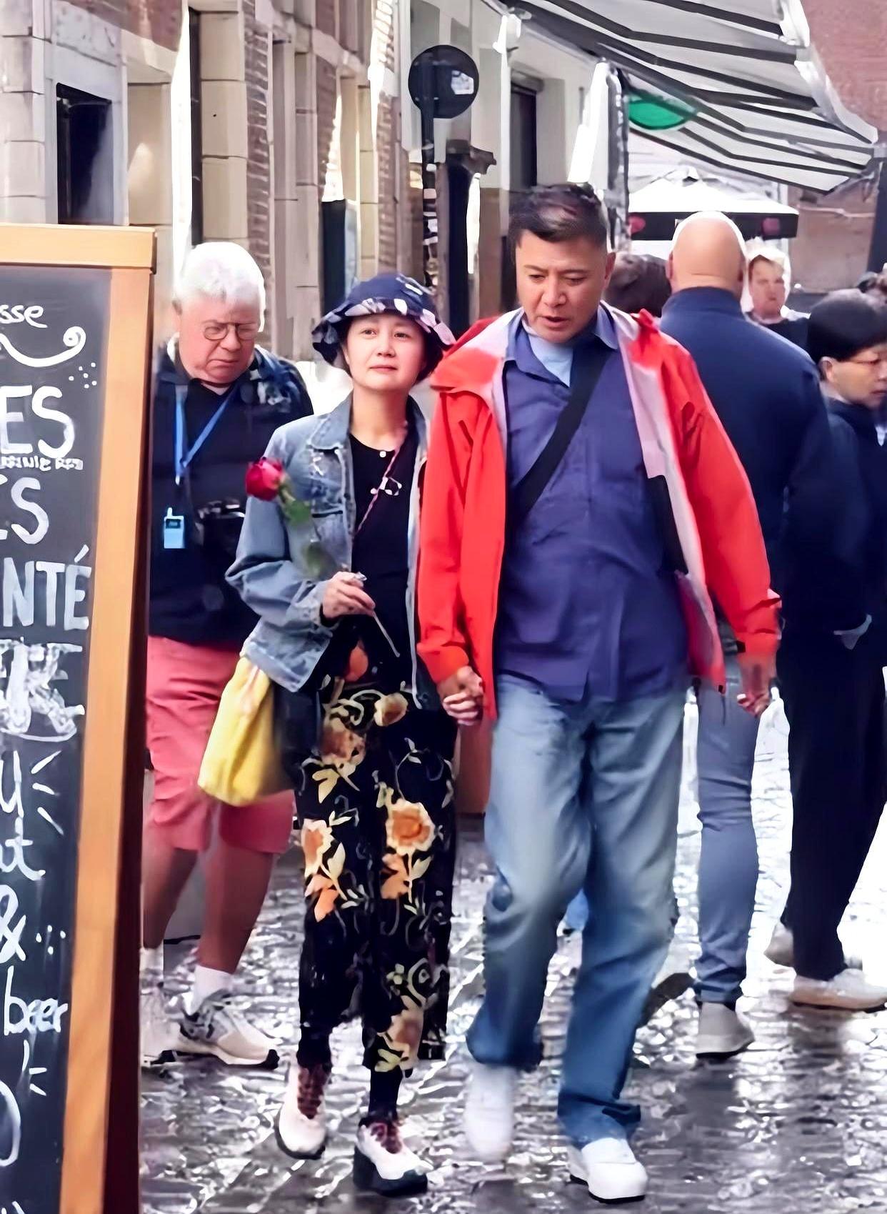 街灯刚亮时，在布鲁塞尔的石板路上，茹萍捏着一支红玫瑰，和刘之冰手牵手慢慢走，风从