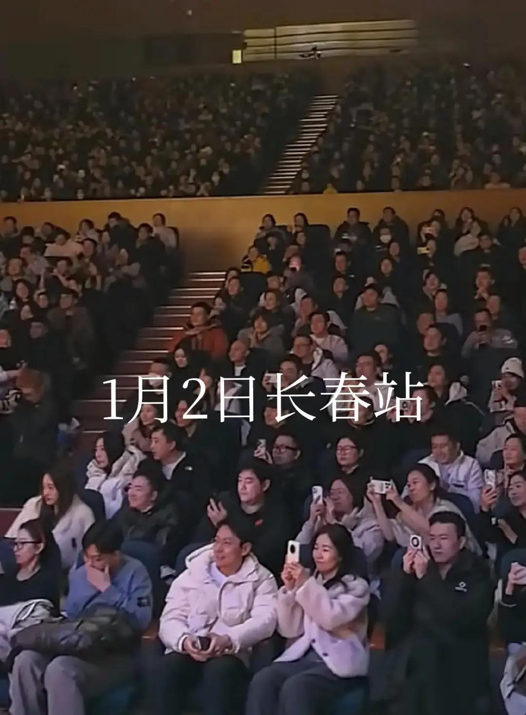 长春站第三场，开票30秒抢空
 
票根攥手里，嗓子还是哑的。现场一千二百个座位，