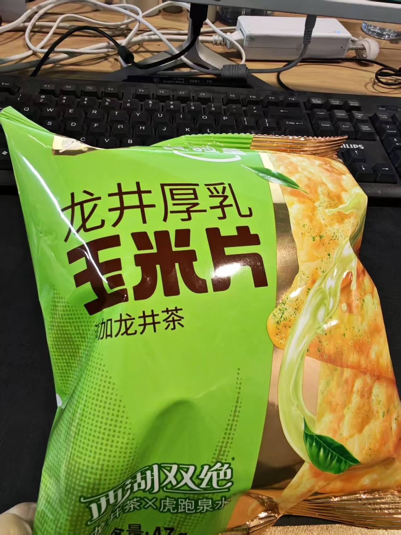 好想来测评好想来&食验室联名新品龙井厚乳玉米片，微微茶香味，但后味太涩，玉米片偏