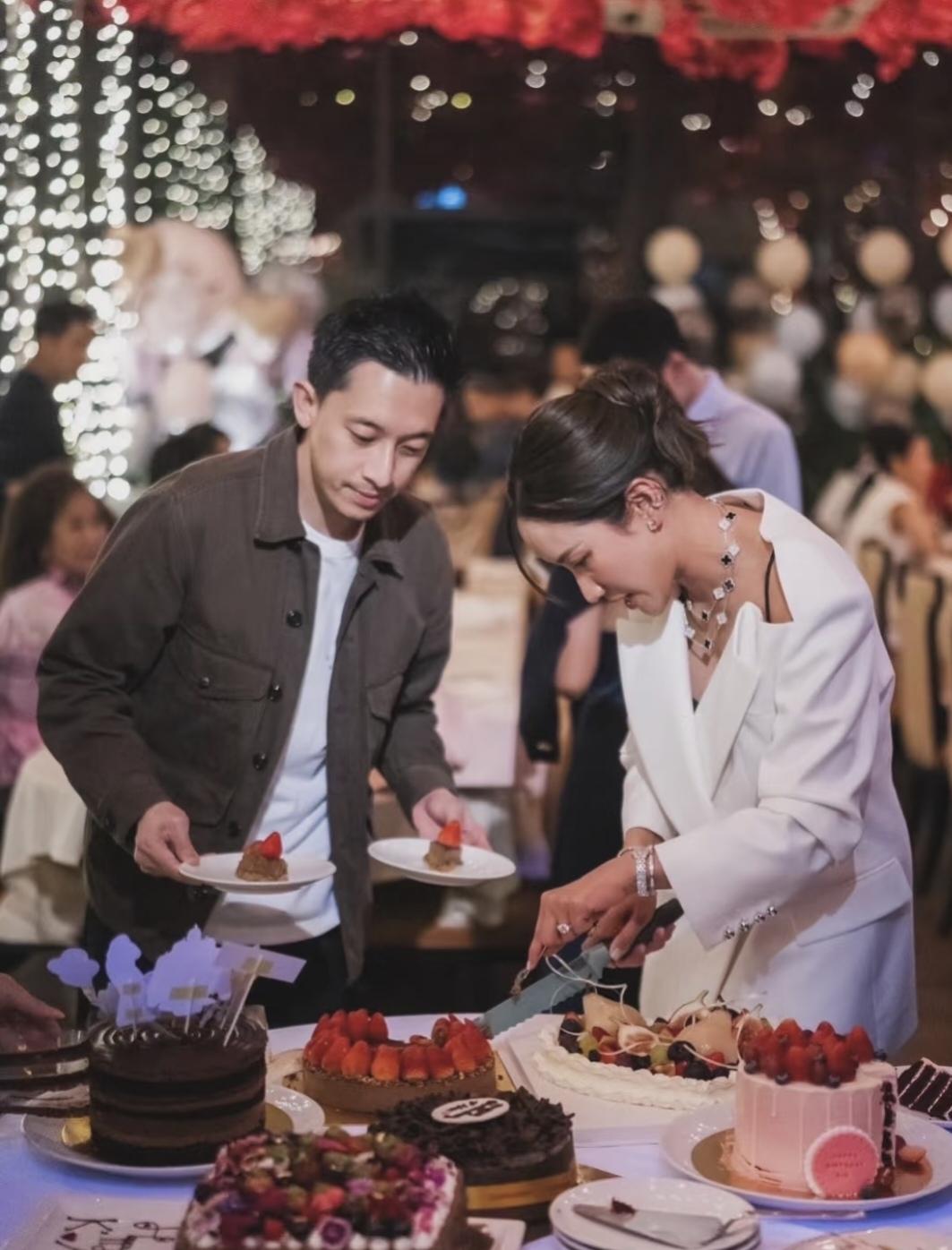 萍通塔在社交媒体晒照：11月11日，是萍通塔夫妇结婚14周年纪念日。夫妻二人恩恩