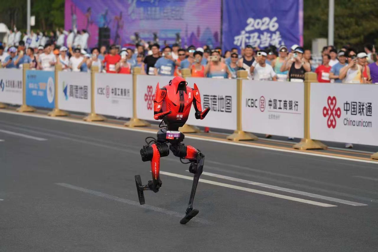 谁能想到！荣耀跨界造机器人，直接干翻行业头部

黑马，赤裸裸的黑马，这亦庄的机器